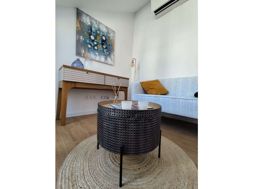 Apartamento T2 Totalmente Remodelado com Vista de Rio em São Vicente-14