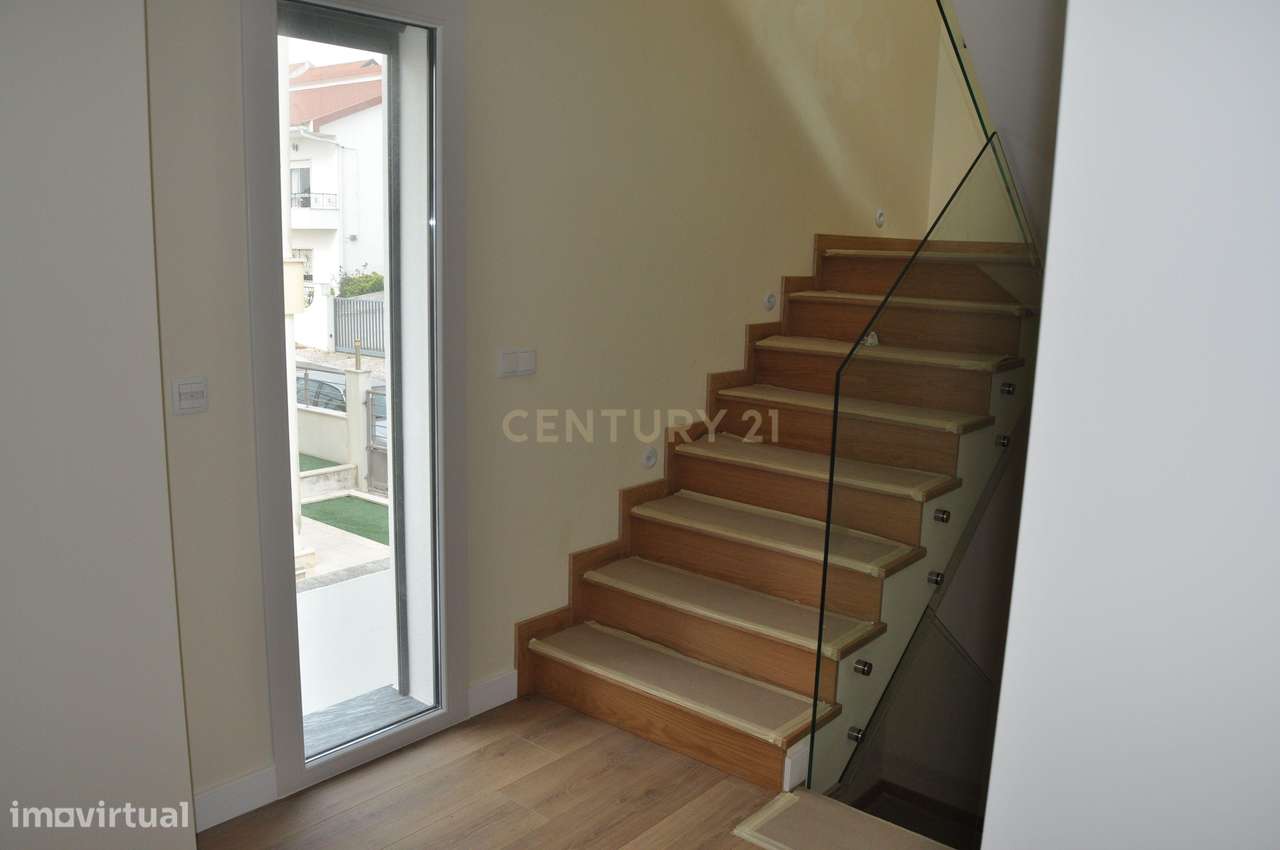 Moradia T4+1 Contemporânea com Piscina-24