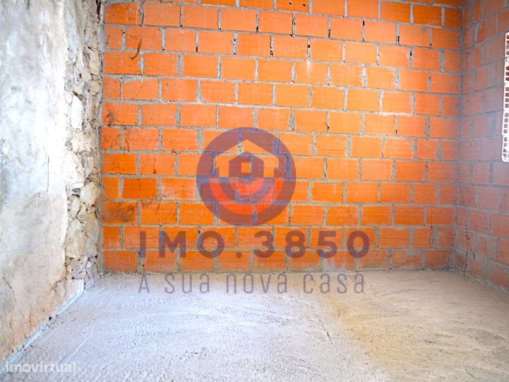 Moradia T3 em pedra para recuperação-10
