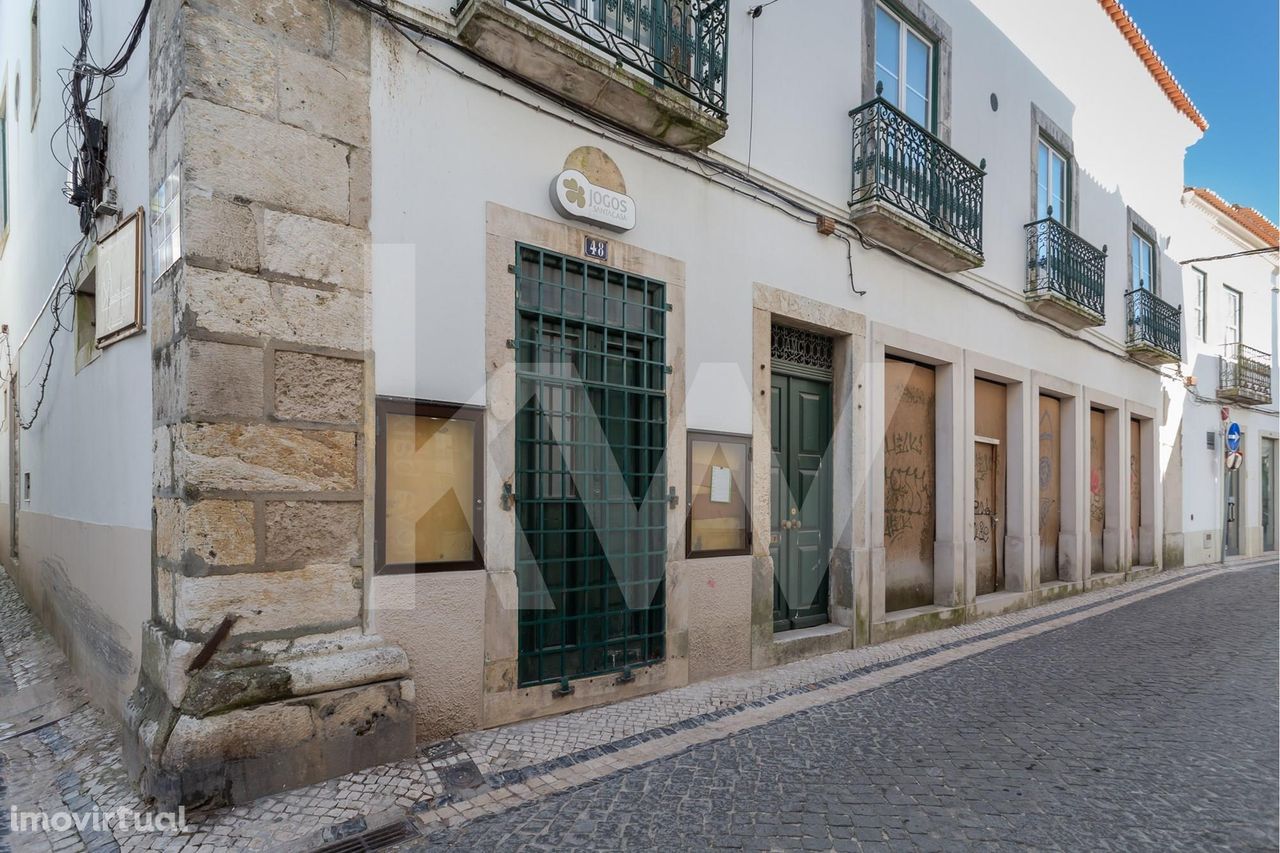 Prédio com 3 pisos em Pleno Centro Histórico de Santarém, com Projeto