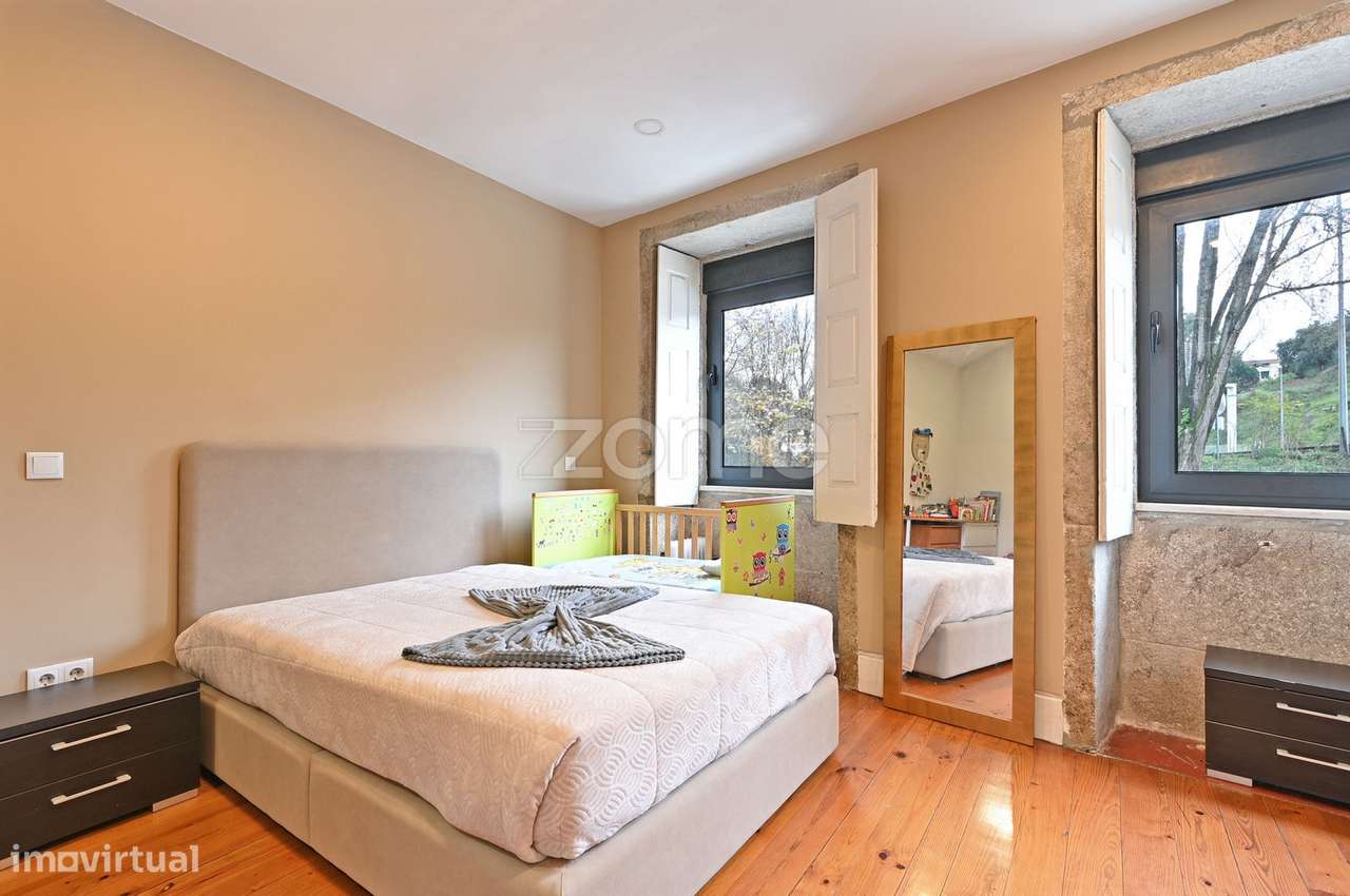 Moradia com Garagem Dupla, Terraço e Elevado Potencial (2 frentes) - Grande imagem: 4/21