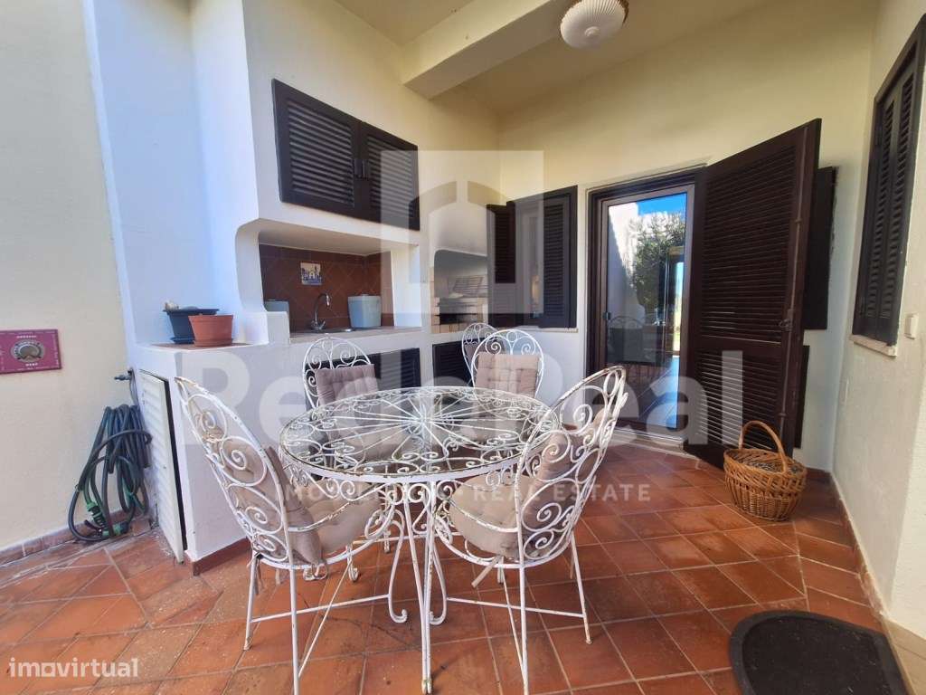 Moradia T3 + 1 com Piscina Privada e Boas Áreas no Coração de Albuf...-10