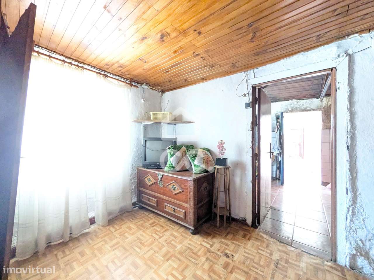 Oportunidade Única: Moradia para Restauro com Grande Potencial-46