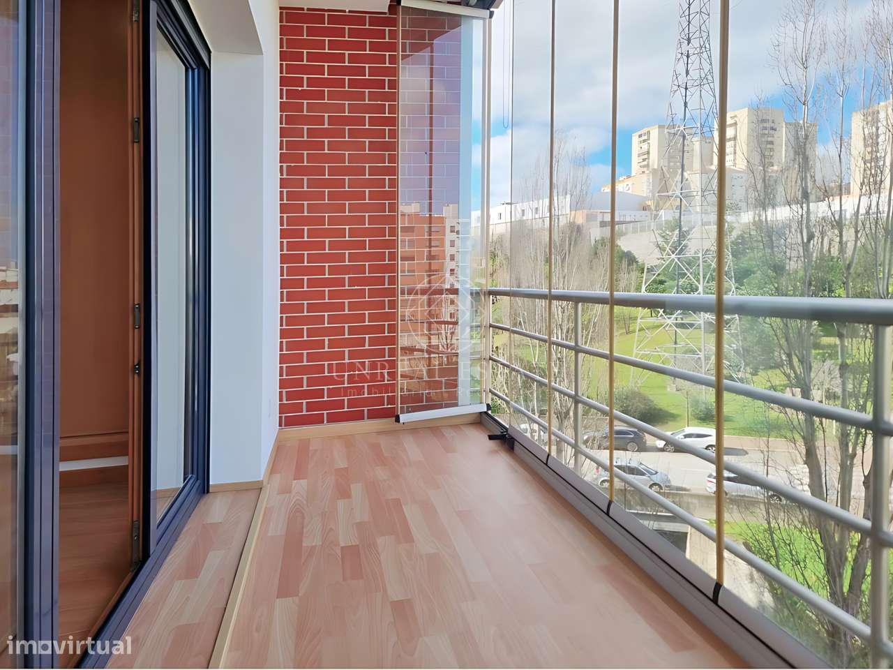 Apartamento T3, renovado, com varandas e 4 parqueamentos, Colinas do C-20