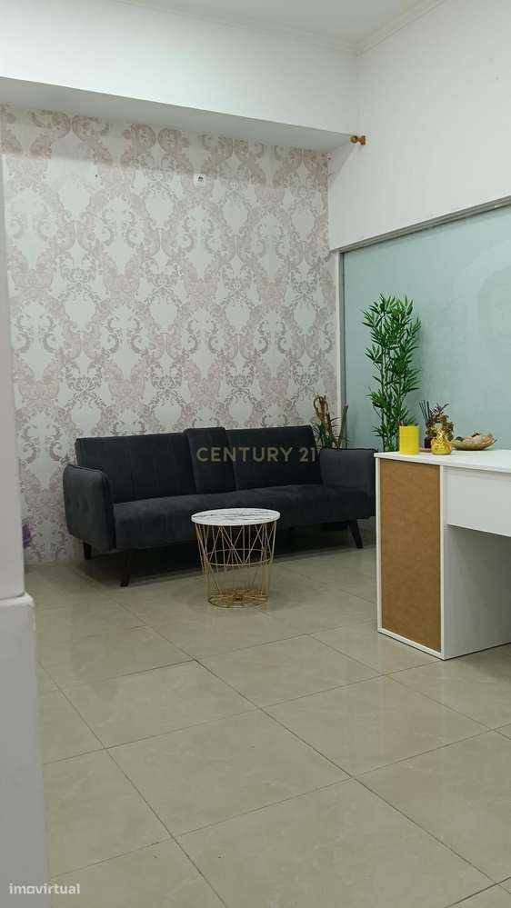 Espaço Comercial em Almada com Excelente Visibilidade – 50m²-1