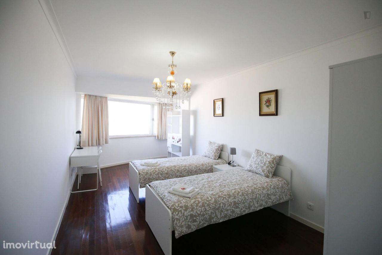 175315 - Quarto elegante com duas camas de solteiro, em apartamento...