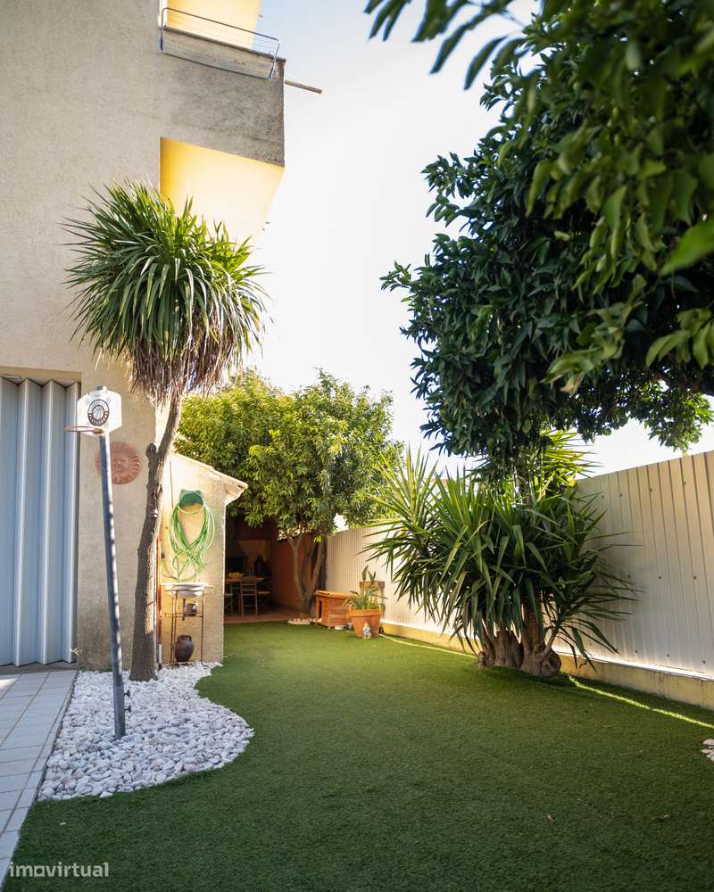 Moradia Bifamiliar Duplex com Garagem, e Quintal Privado em  Foz Côa-17