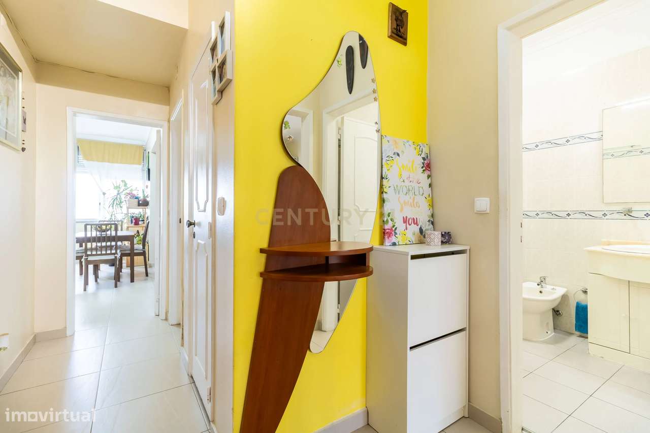 Apartamento T2 com Vista Rio | 2 Varandas / Zona Tranquila e Excelente-9