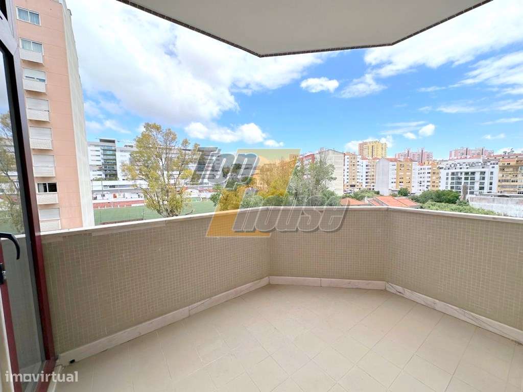 Apartamento T3 Estrada da Luz com parqueamento e arrecadação-15