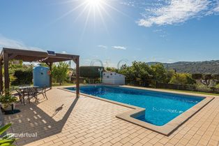 Espaçosa moradia com 3 quartos, piscina e um belo jardim. - Grande imagem: 2/19