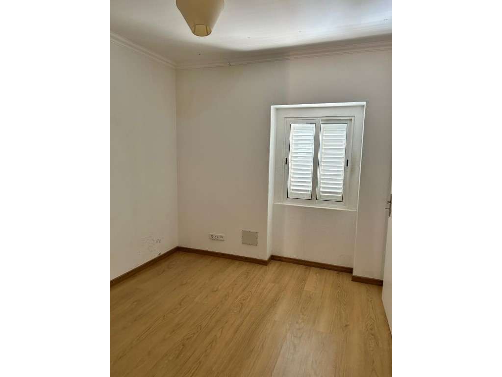 Moradia Remodelada com 4 Assoalhadas, Cacém, Sintra, Lisboa-27