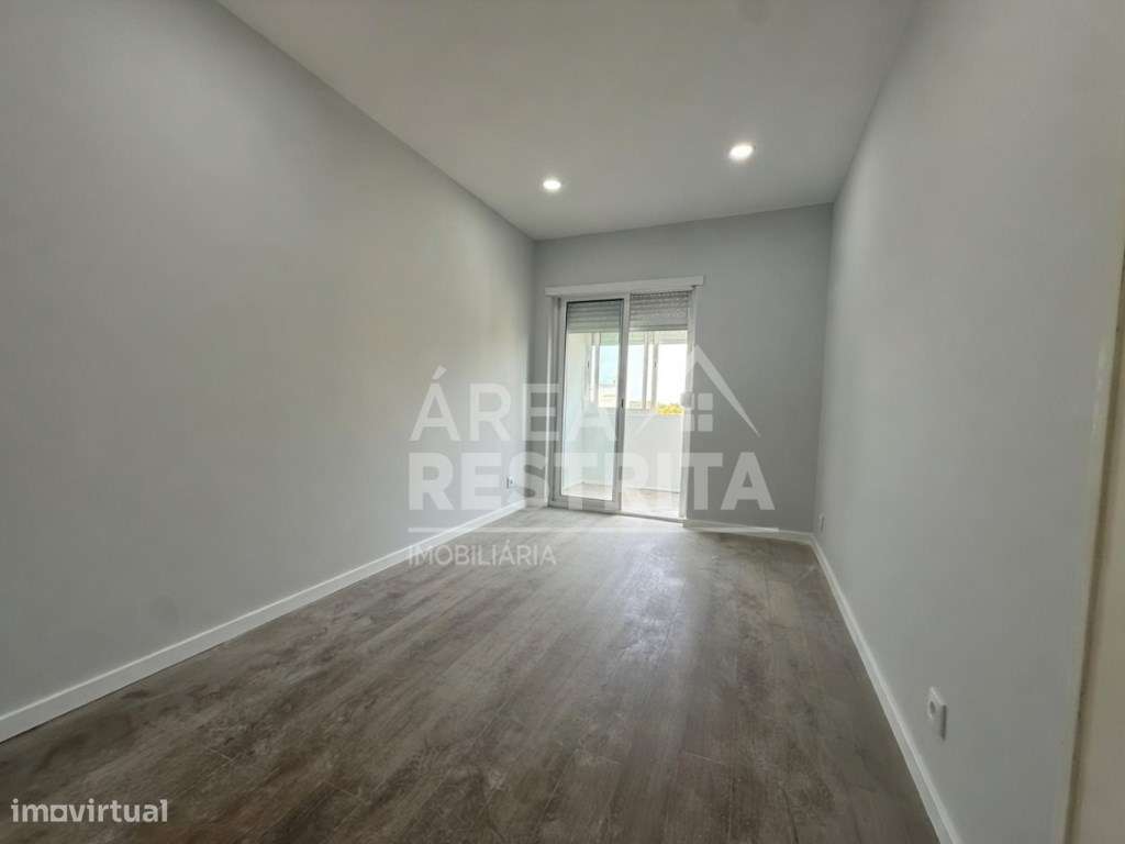 Apartamento T4 transformado em T3 no Laranjeiro-13