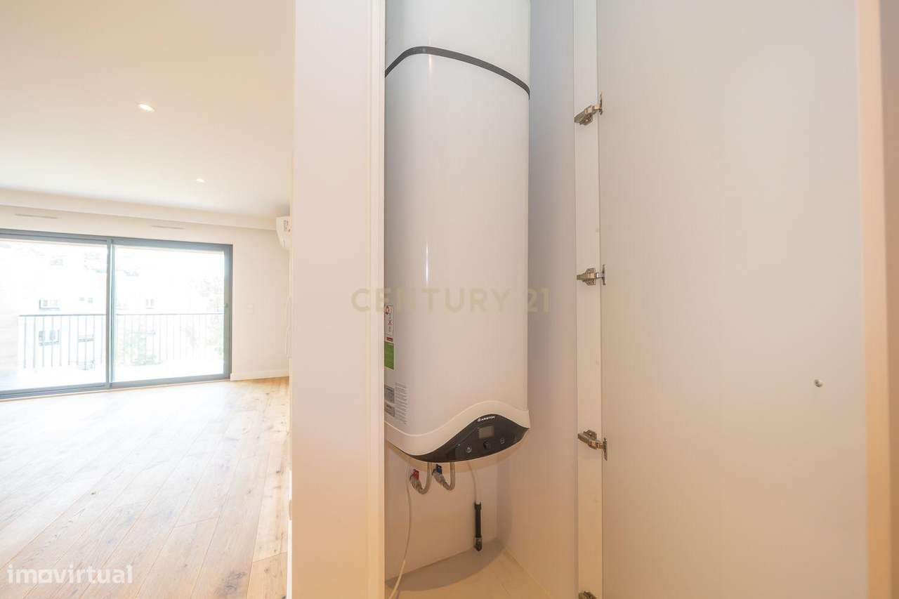 Apartamento T1 Novo, com Varanda Ampla e Lugar de Parqueamento, para A - Grande imagem: 3/54