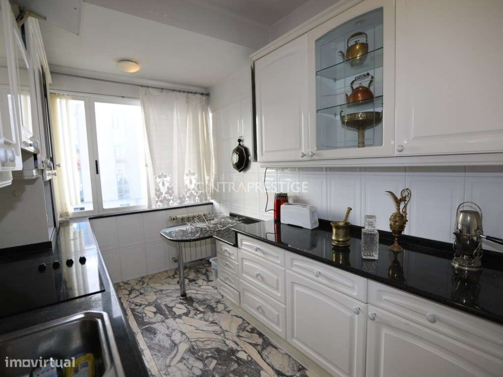 Moradia no Centro de Mafra com 2 Pisos e 2 Garagens.-10