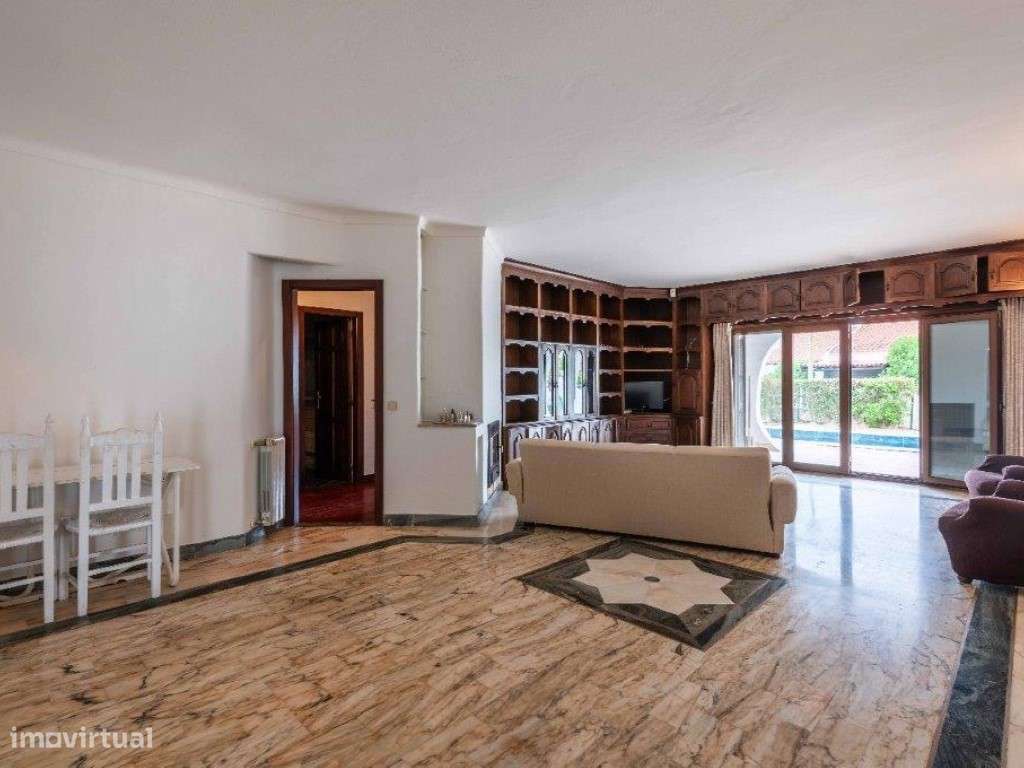Moradia 5 quartos (V4+1) estilo tradicional com piscina perto do ce...-19