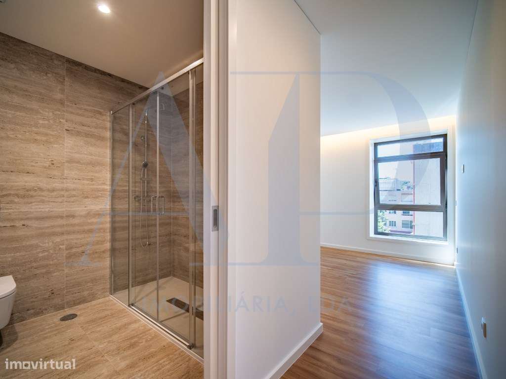 Apartamento T3 na Av. Londres com Garagem-10