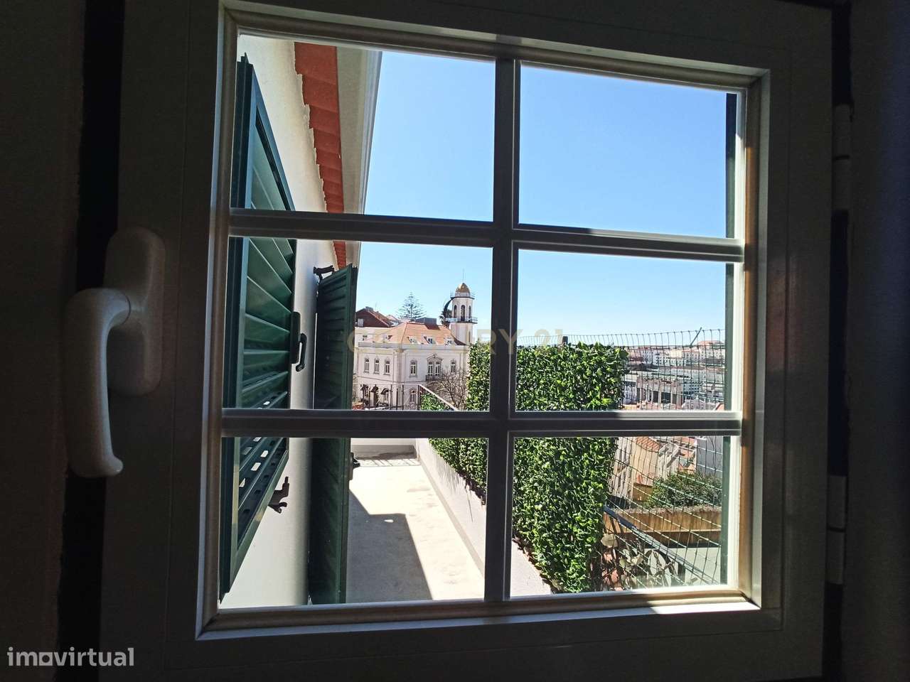 Apartamento com terraço e vista junto ao jardim do Torel-18