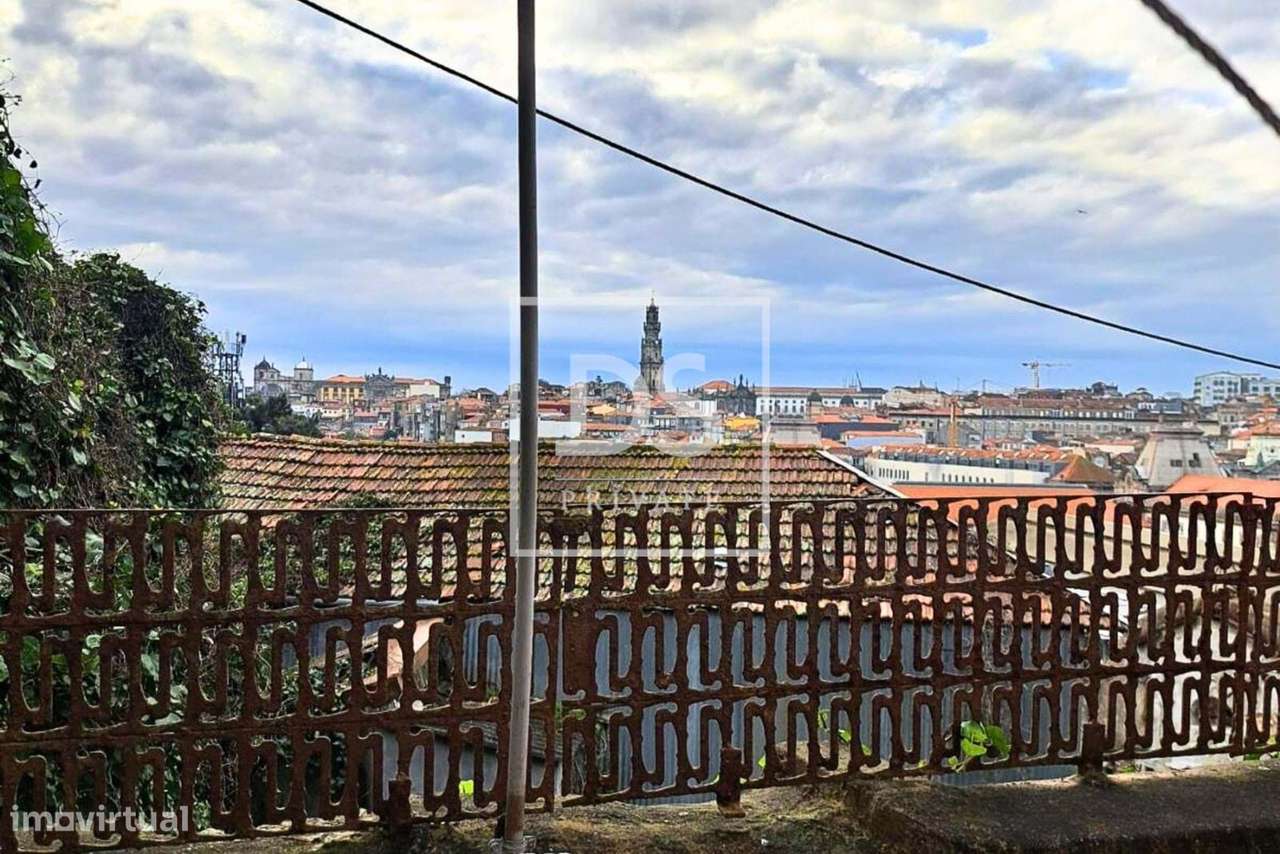 Prédio para Renovação na Sé do Porto – Oportunidade Única no Coração H-5