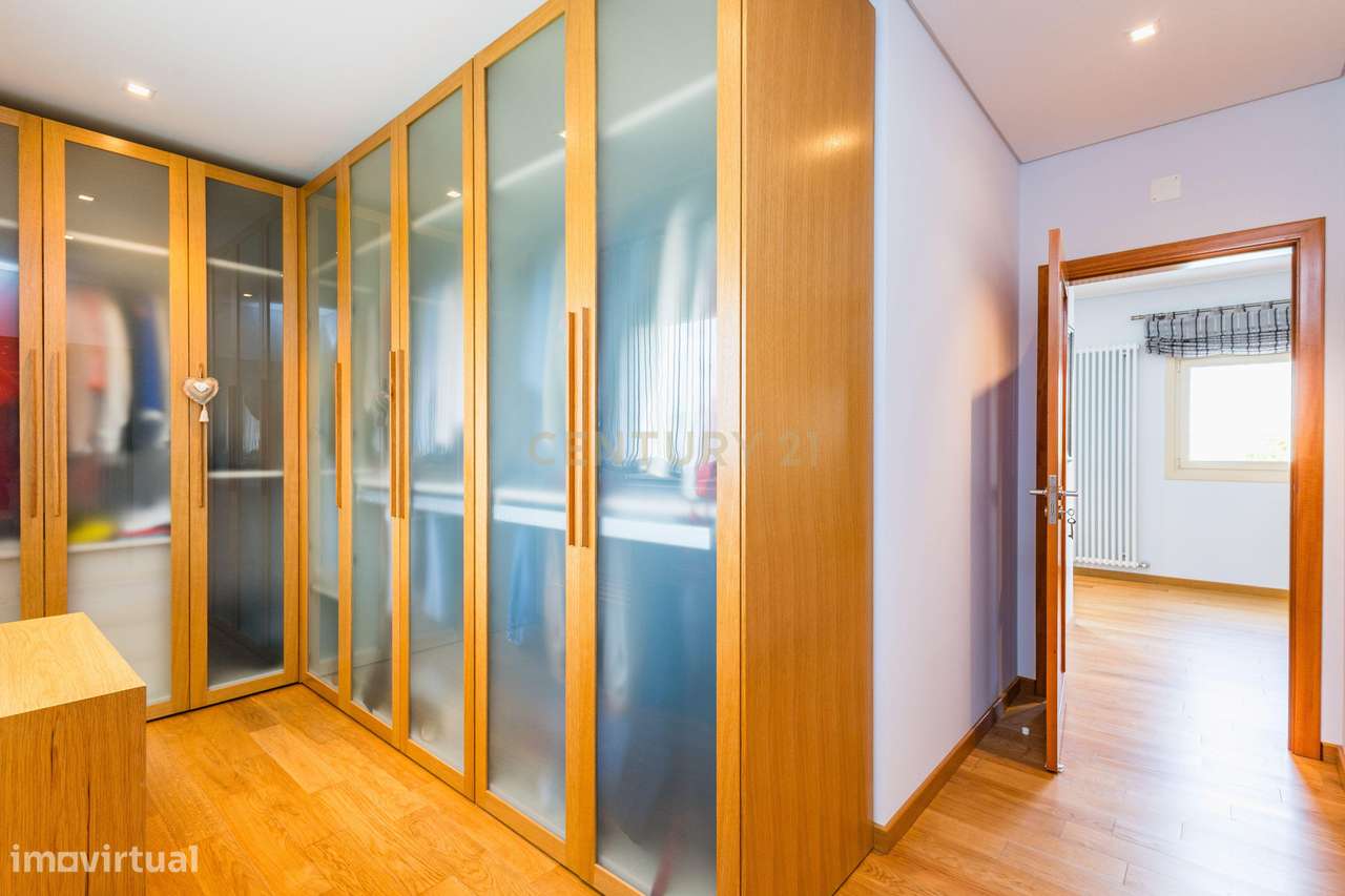 Moradia Exclusiva com Piscina, Jardim e Áreas Amplas-16