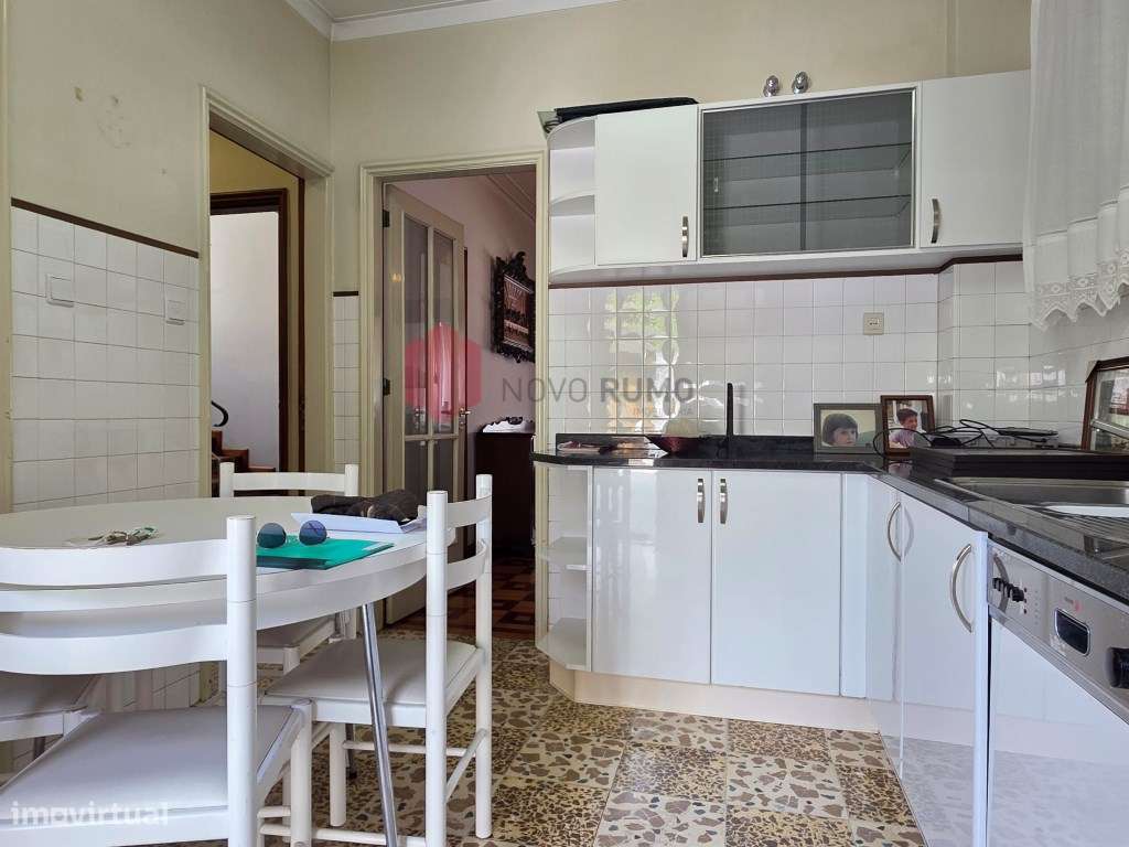 Moradia T6 de 4 frentes em Nogueira da Maia Excelente estado, áreas...-11