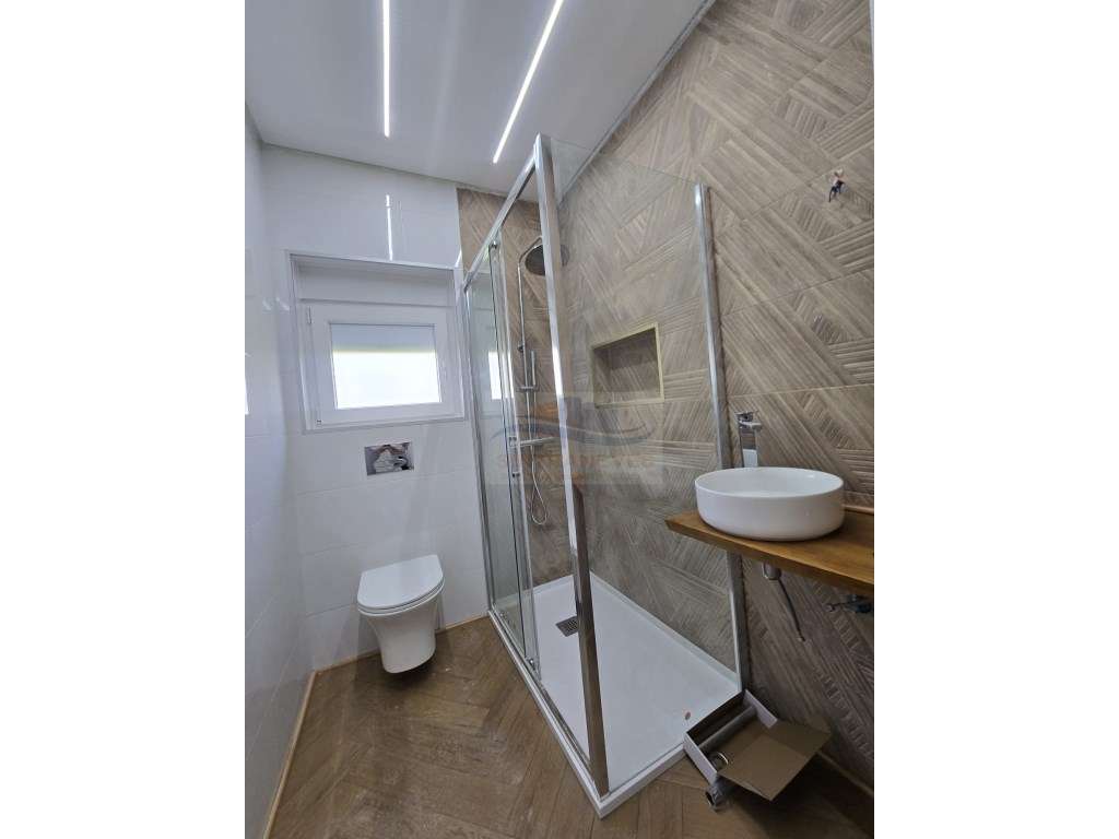 T3 Junto á Urbanização Vila Chã, com 2 WCS e Varandas - Totalmente ...-43