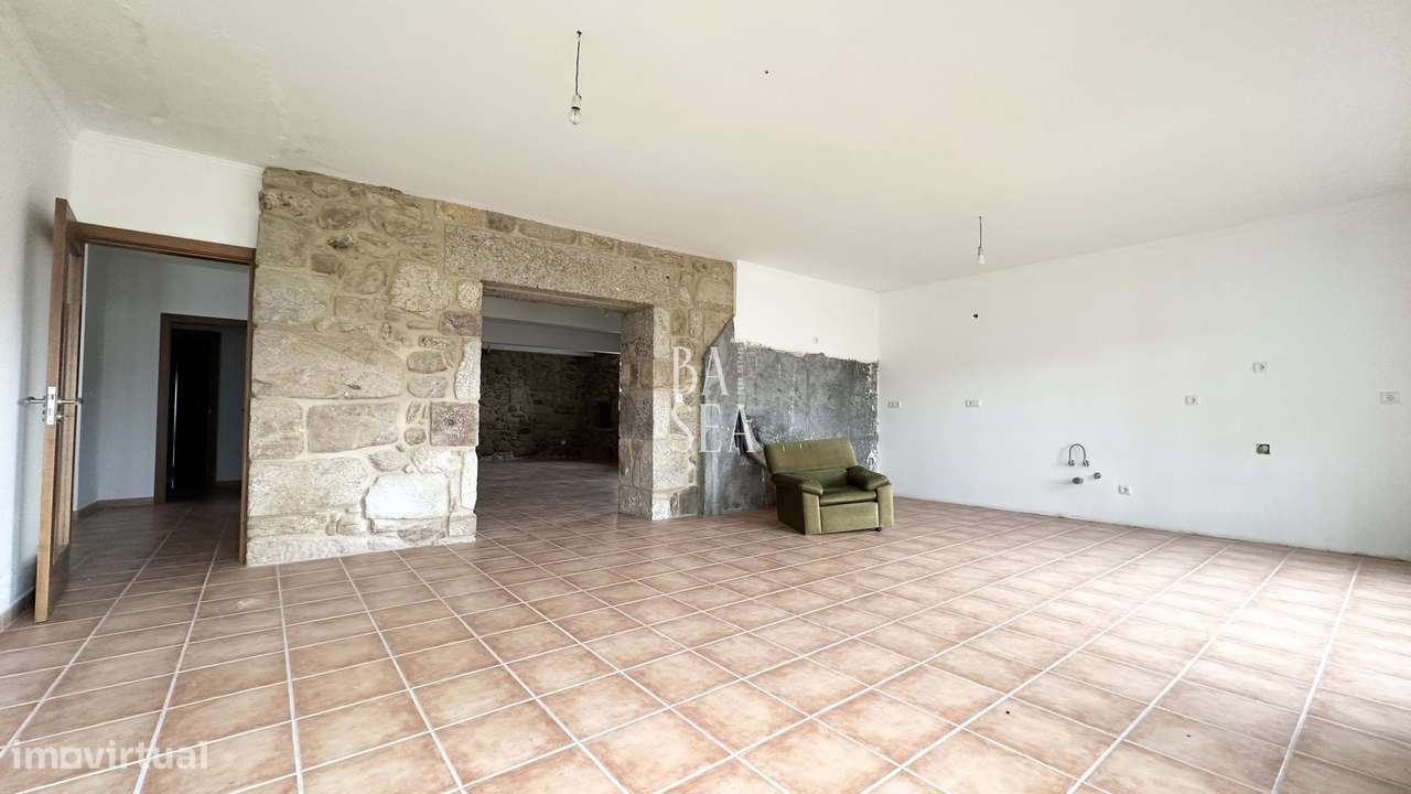 Quinta com 3 Habitações 2 Armazéns e 1 ha de Vinha em Barbeita Monção.-10