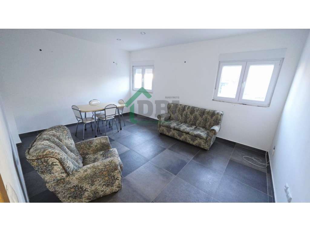 T2 renovado com terraço!-5