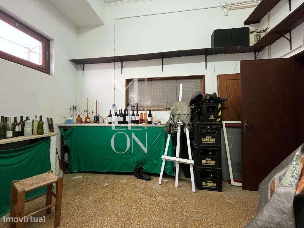 Armazém/Adega com 389 m2 em funcionamento na atividade vinícola – Alme - Grande imagem: 4/10