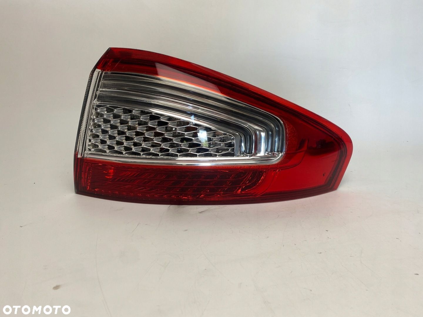 LAMPA PRAWA TYŁ W BŁOTNIK FORD MONDEO MK4 HB LIFT - 1