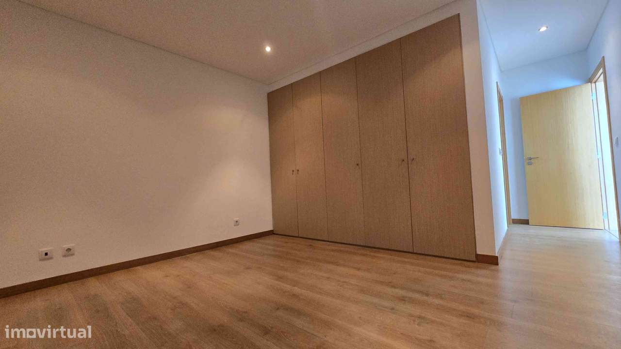 Moradia T4 isolada com jardim e garagem-10