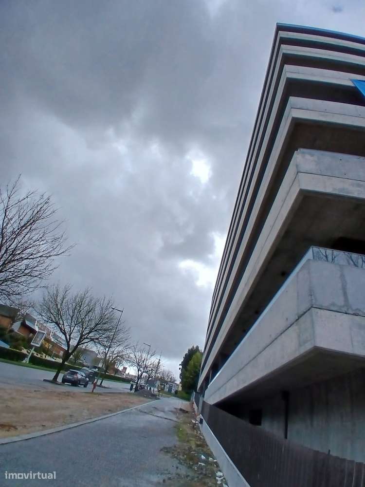 T1 Novo com garagem, varanda e ar condicionado-0