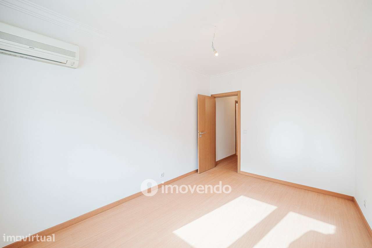 Apartamento T3, com terraço e arrecadação, em Mem Martins-19