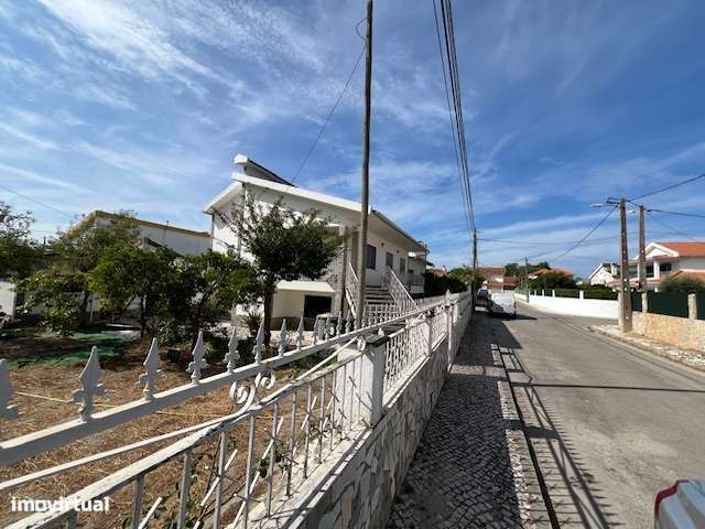 Moradia c/ Garagem, 692m2 de terreno, na Aroeira!-5