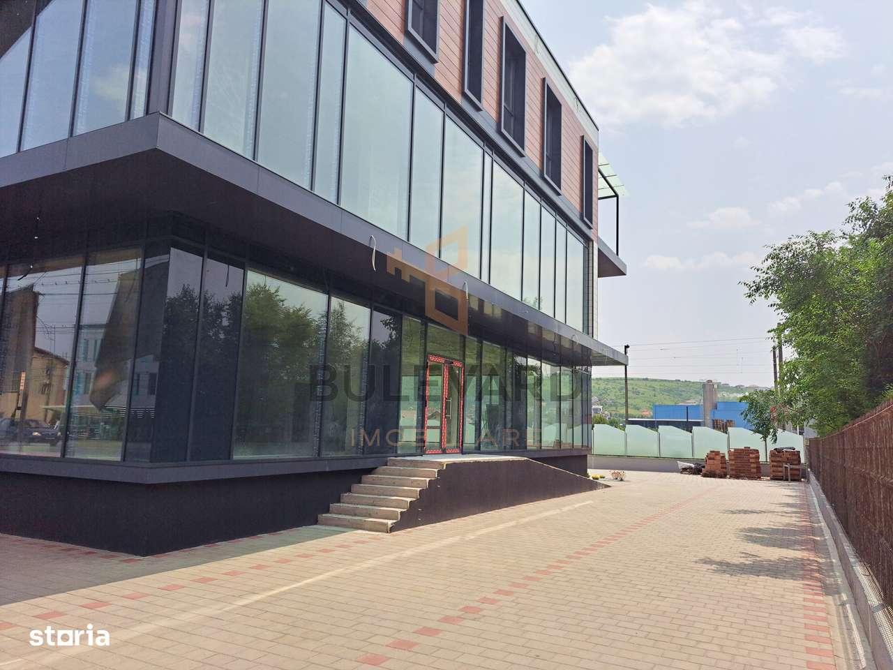 Cladire comerciala situata la drum intens circulat, 1365 mp utili + 20 - Imagine principală: 2/20
