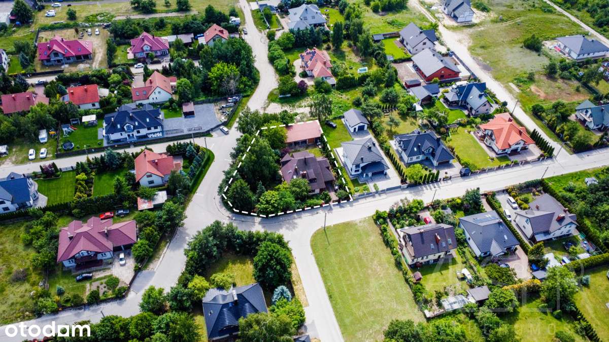 Dom na Osiedlu Bajkowym + Budynek Mieszkalno-Gosp.-19