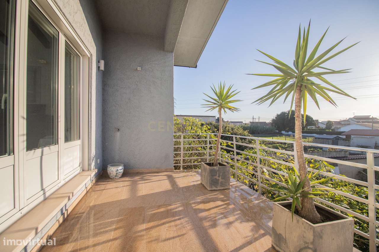 Moradia com piscina, terreno e anexos em Vieira de Leiria e a 2km da p-34