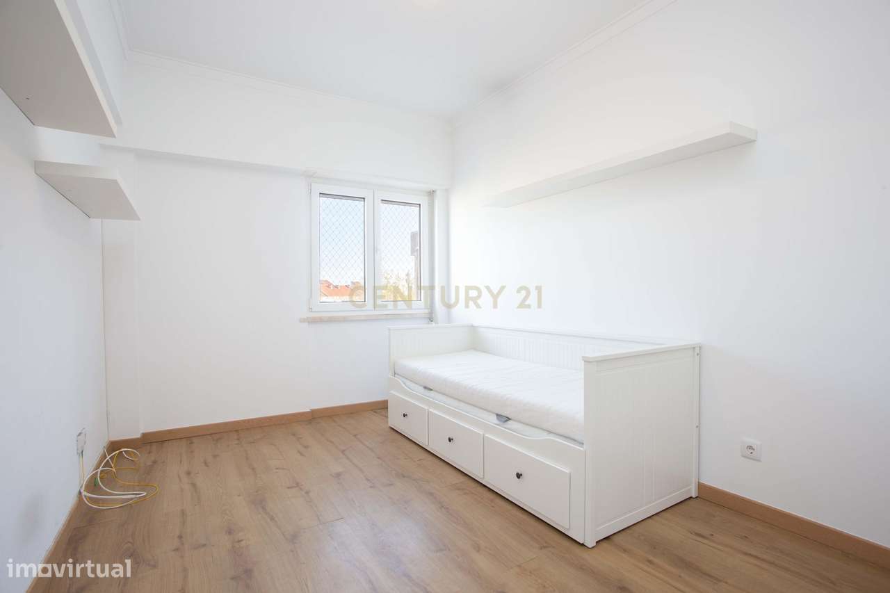 Apartamento T2 a venda Renovado e Mobilado | Pronto a Habitar-11