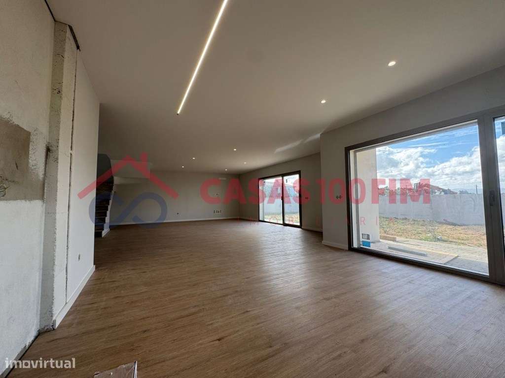 Moradias V3+1 de arquitetura moderna em construção na Jardoeira, Ba...-24