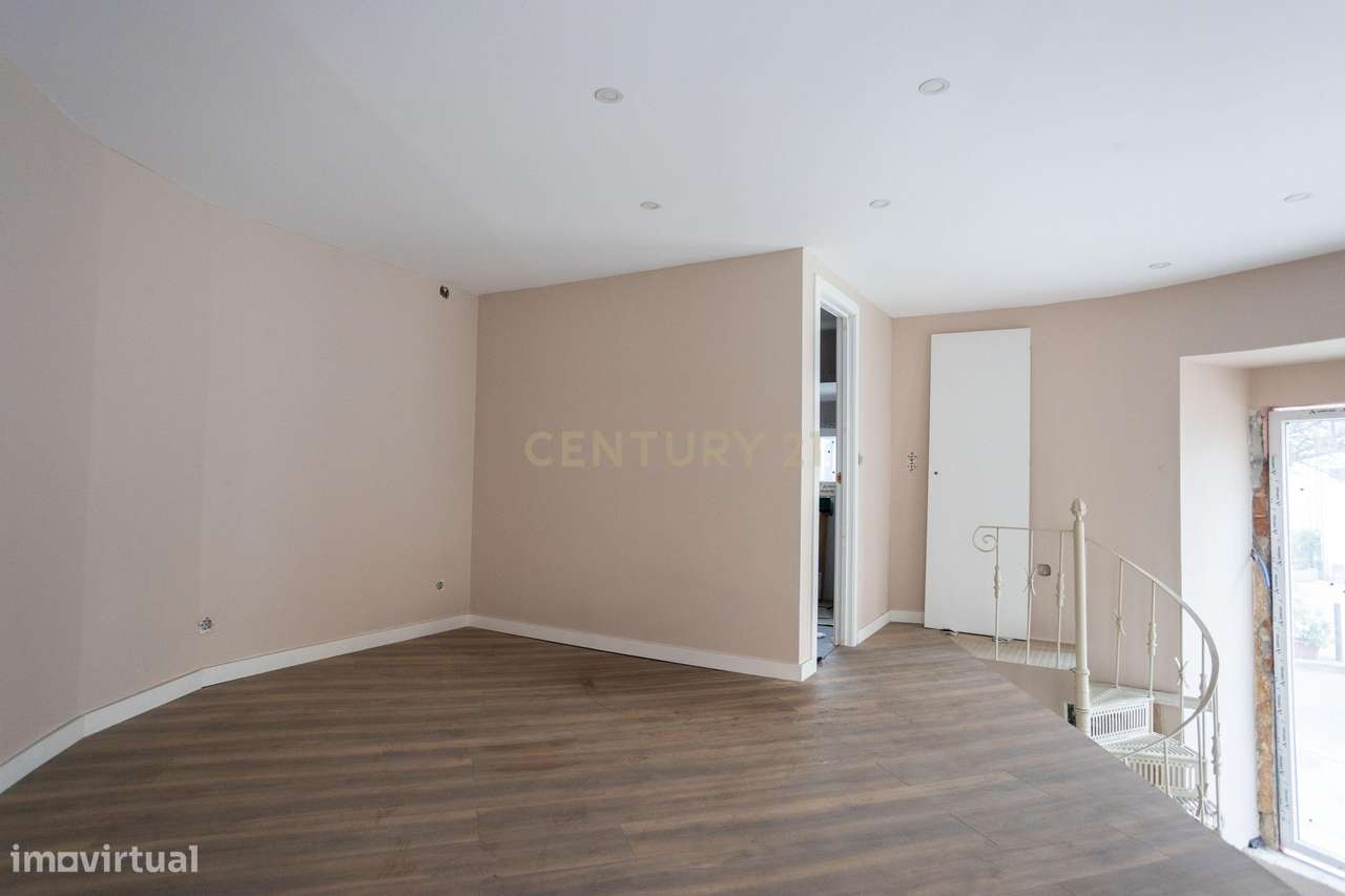 Charme e Visibilidade na Icónica Loja Cor-de-Rosa de Esquina-8