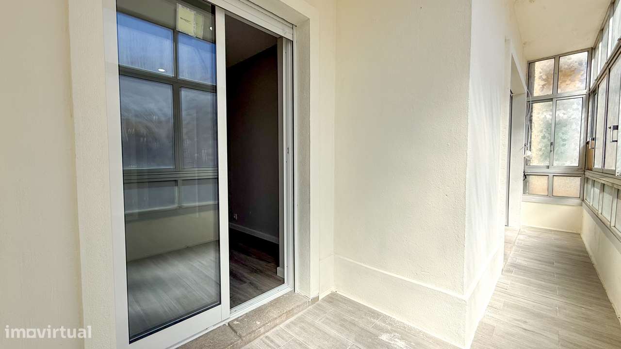T2 renovado, com ótimas áreas e muita luz natural no centro de Almada.-23