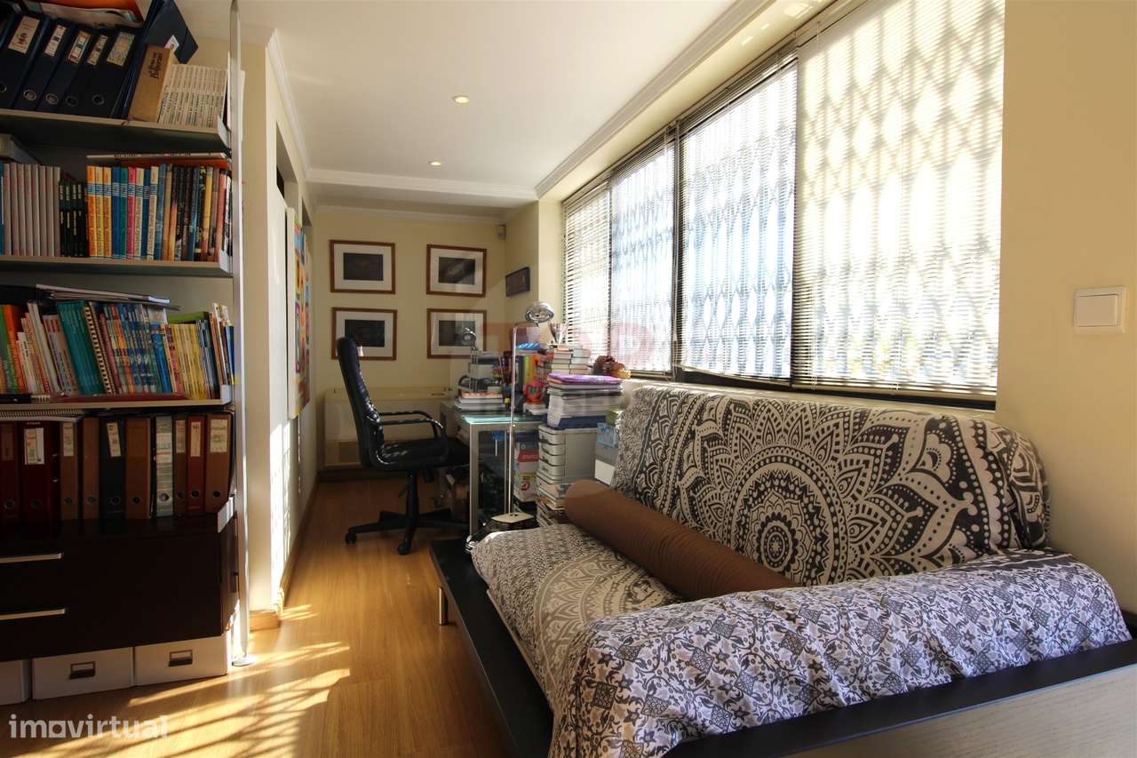 Penthouse T4+1 com Terraço Panorâmico e dois estacionamentos-26