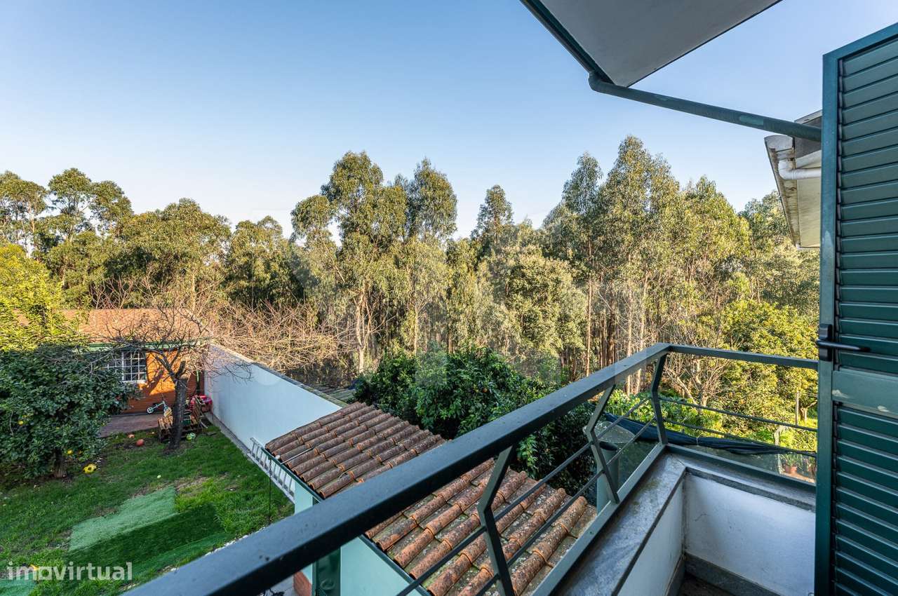 Moradia T4 com pátio, jardim e garagem em Covelas - Trofa-25