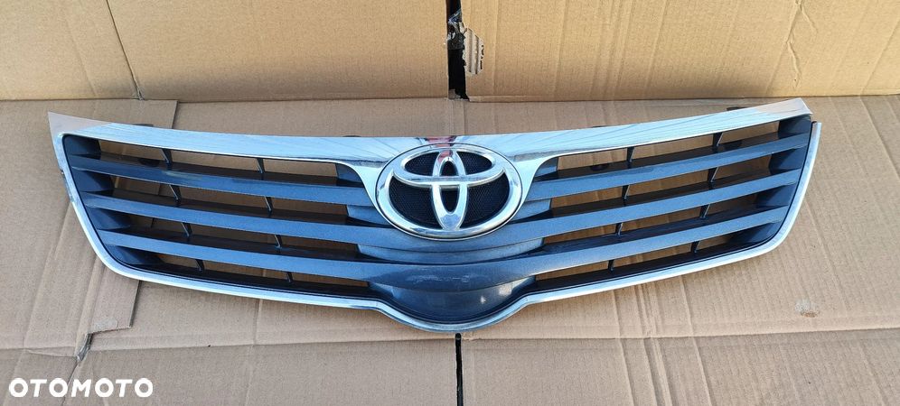 Atrapa Gril Grill Znaczek Toyota Avensis T27 2008- - 1