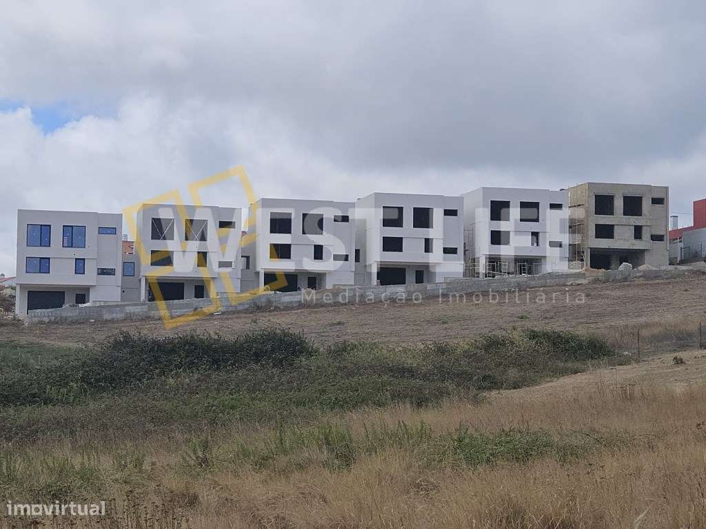 Moradia T4 com logradouro, terraço e piscina - NOVA - Grande imagem: 4/21