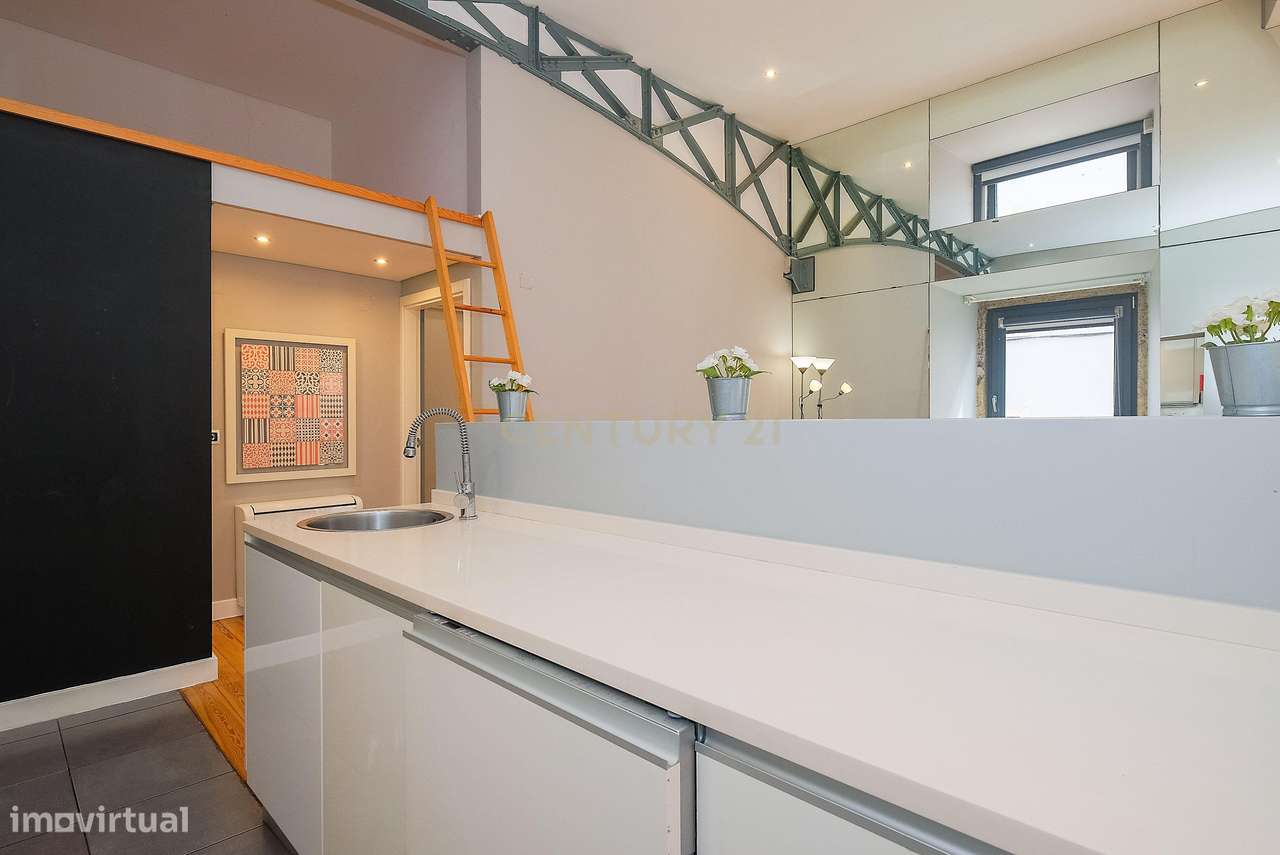 T1 único com pé direito alto + mezzanine | 81,56m² | Bairro Alto | Pot-16