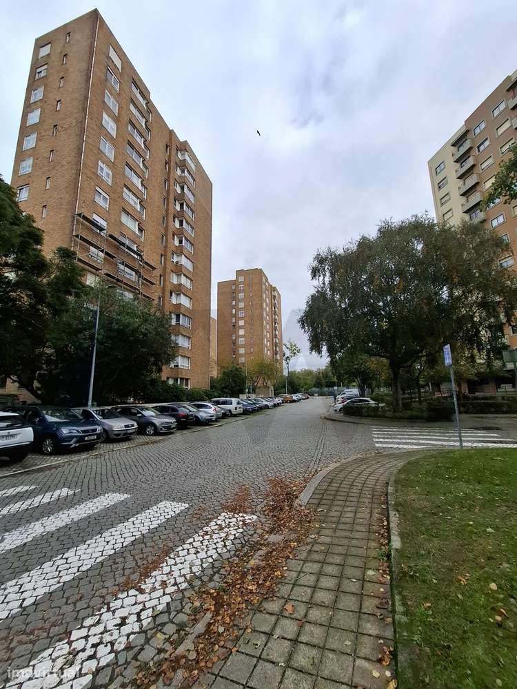 Apartamento T2 com 2 Garagens | Rua Prof. Antão de Almeida Garrett - Grande imagem: 3/26