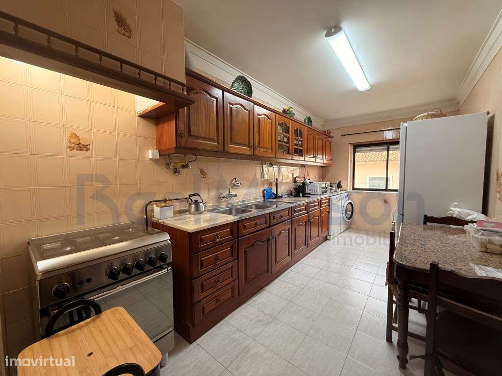 Vende-se Fantástico T3 no centro de Mem Martins-3