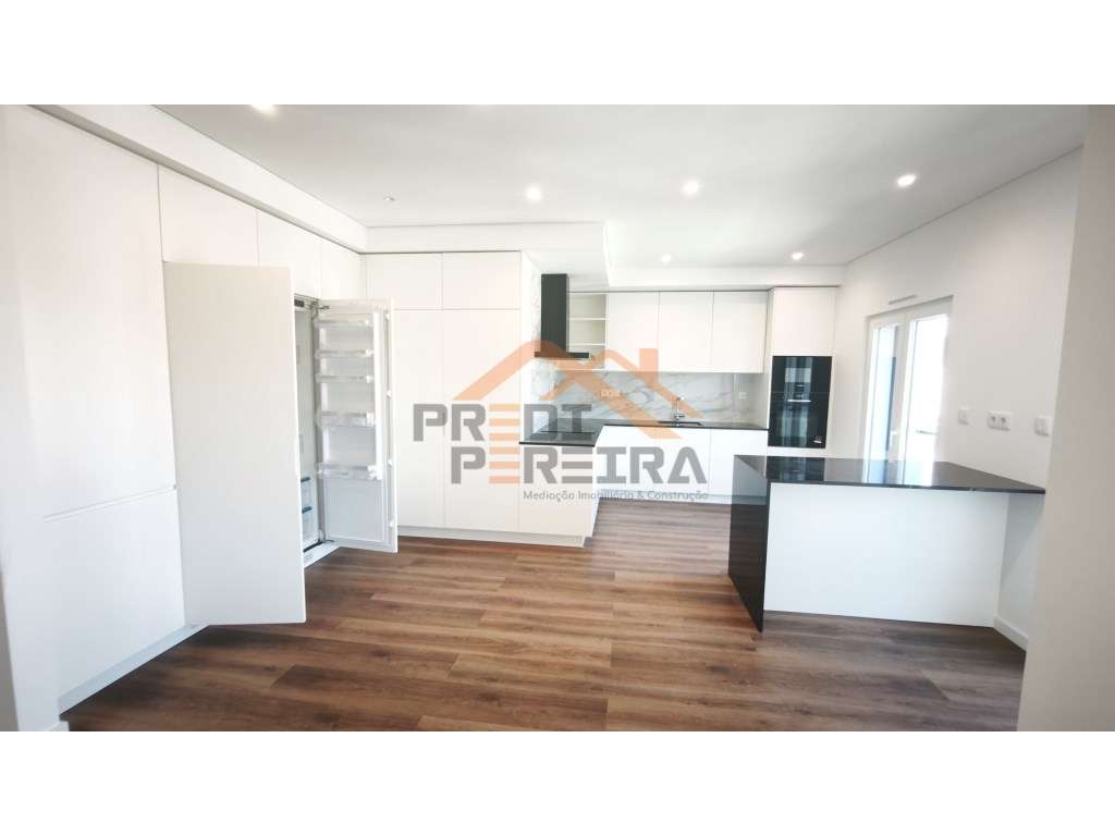 Situado em Caneças, apartamento T4 com duas suites, uma box e um pa...-3