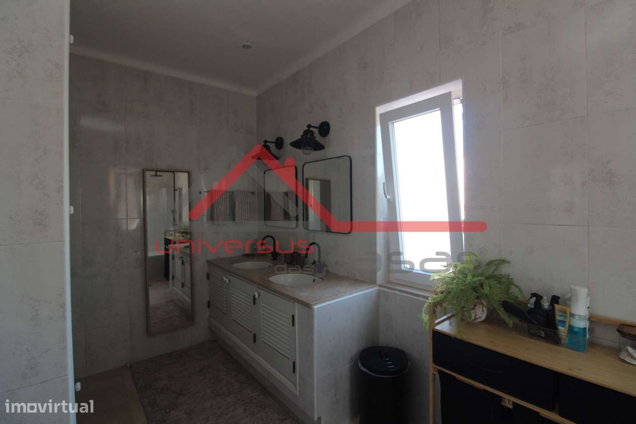 Moradia em Banda V4 com Jardim e Estacionamento na Quinta do Anjo-29