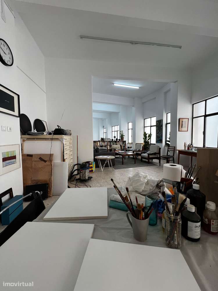 Armazém Amplo em Sacavém-13